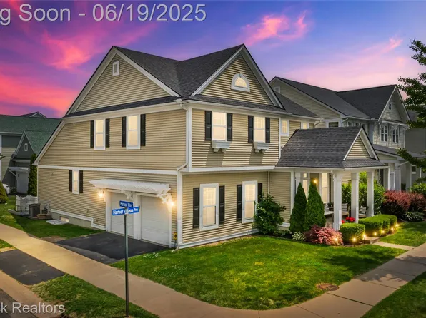 2015 Harbor Village Ave, Keego Harbor, MI 48320