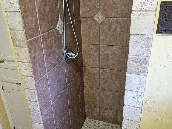 3rd image of 1801 Parkview Dr