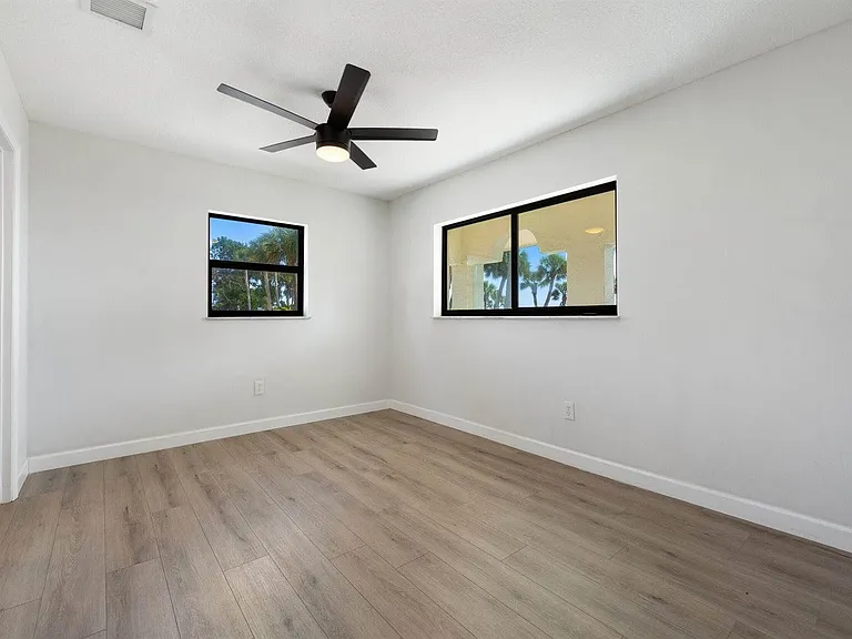 4003 S Indian River Dr — Photo 11