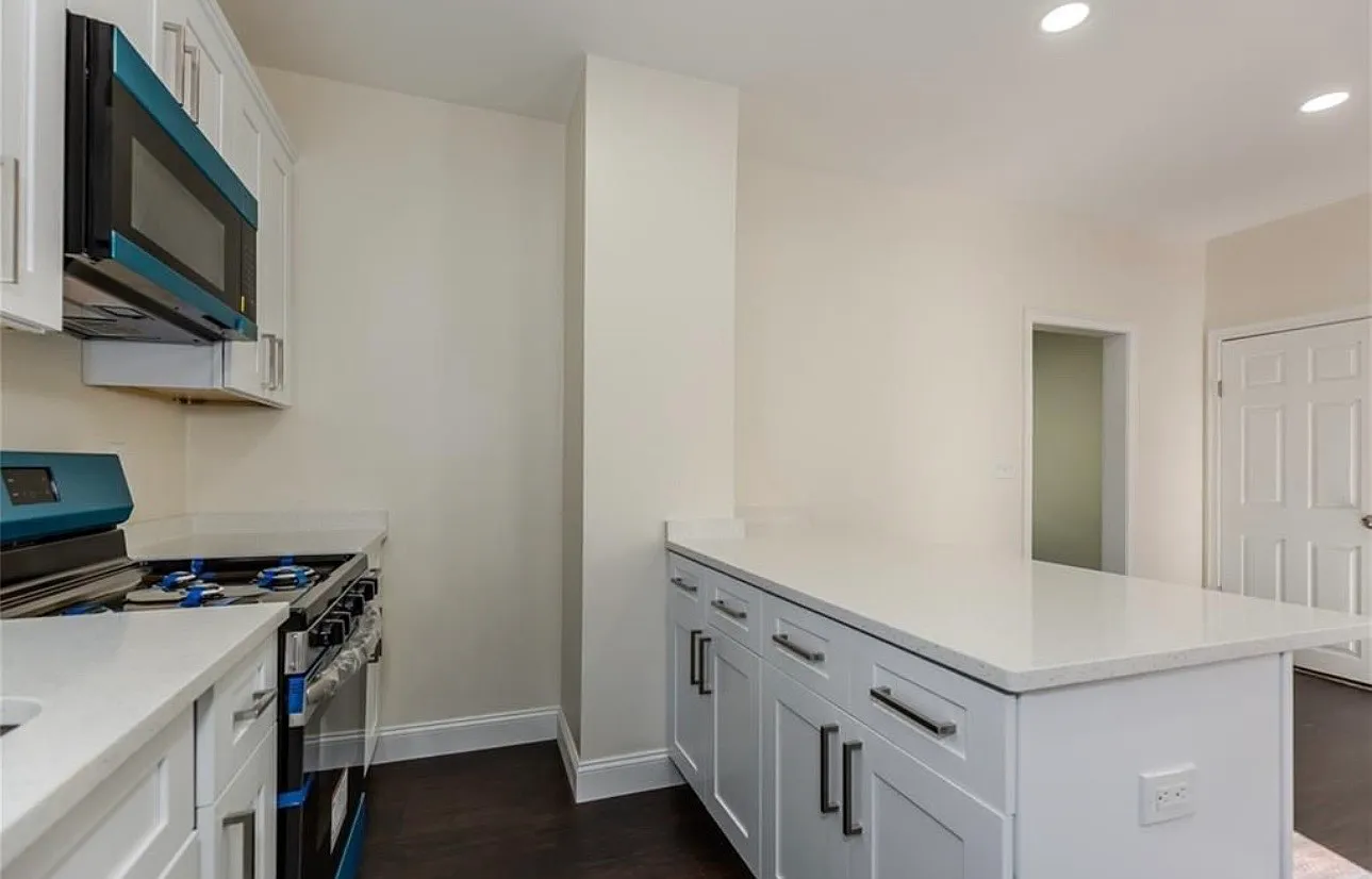 3 bed, 2060 sqft, $2,200 — Photo 3