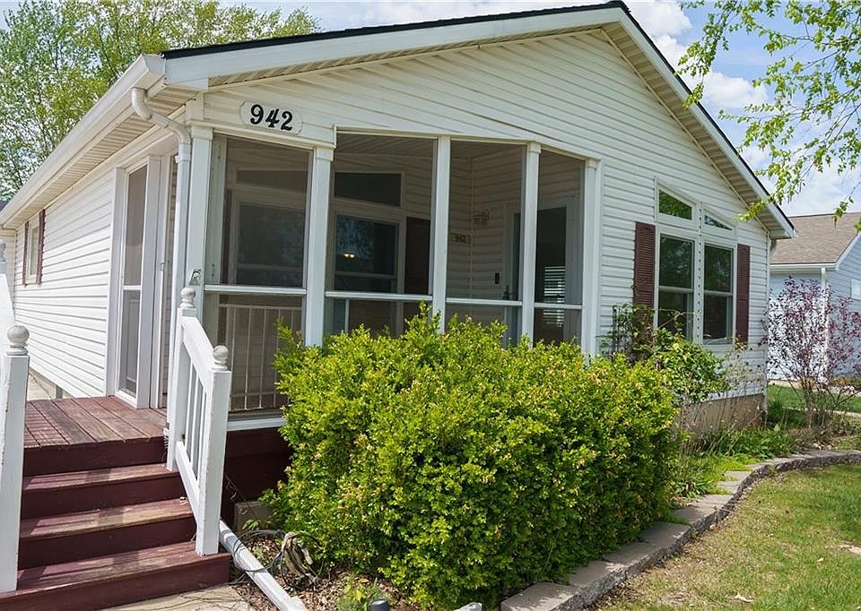 1st image of 942 NE White Oaks Ln