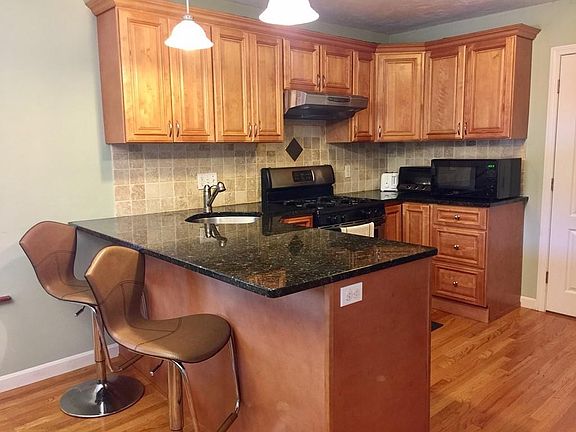5th image of 110 Belmont St