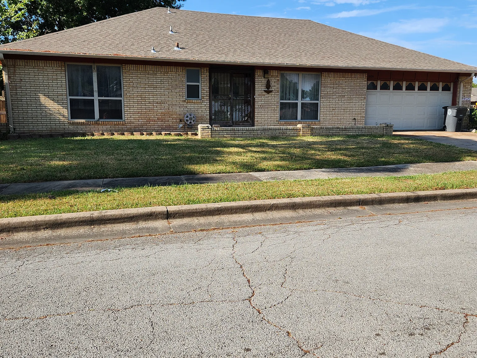 3 bed, 1800 sqft, $1,575 — Photo 1