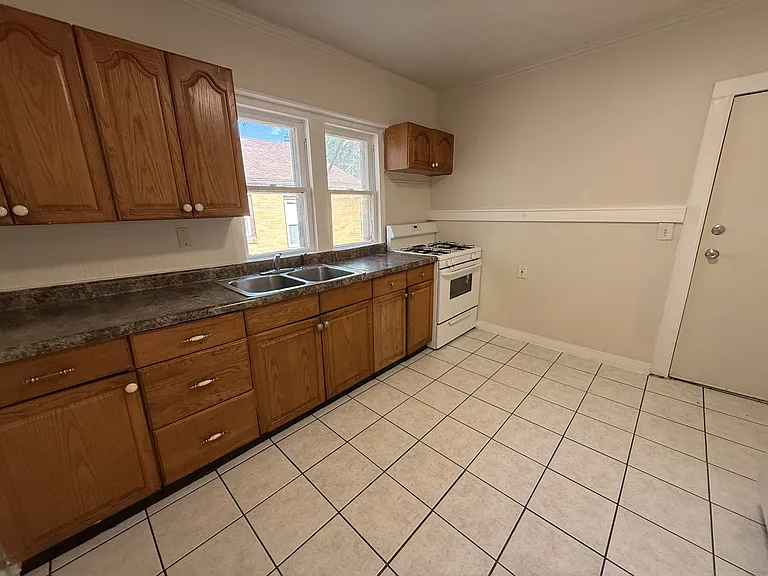 2804 Kenmore Ave — Photo 6