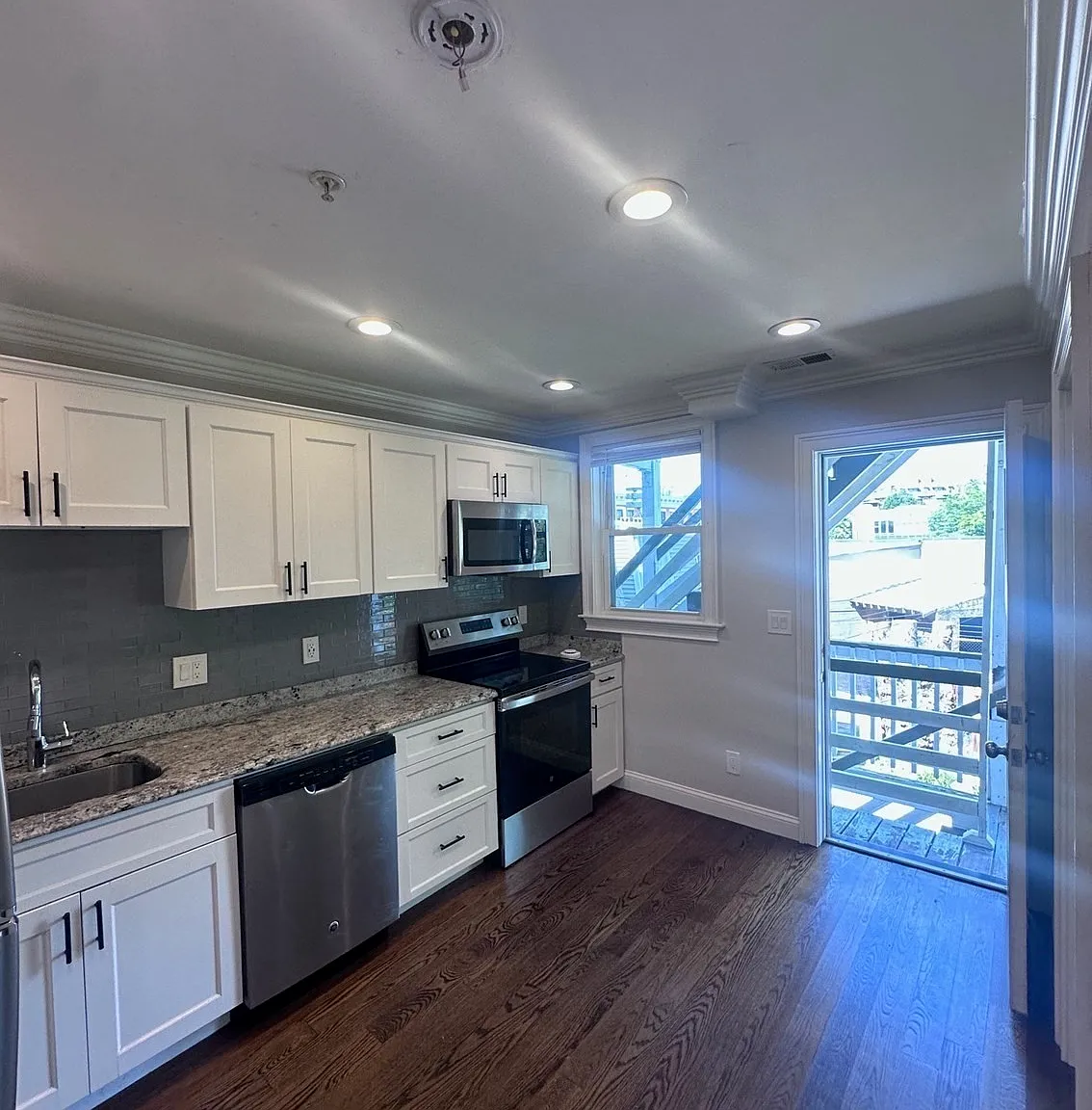 3 bed, 900 sqft, $2,800 — Photo 4