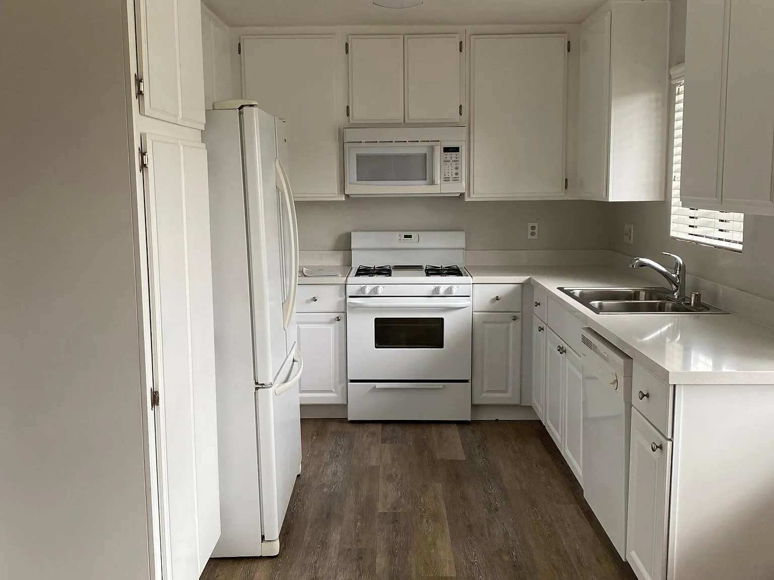 980 Laguna Dr — Photo 3