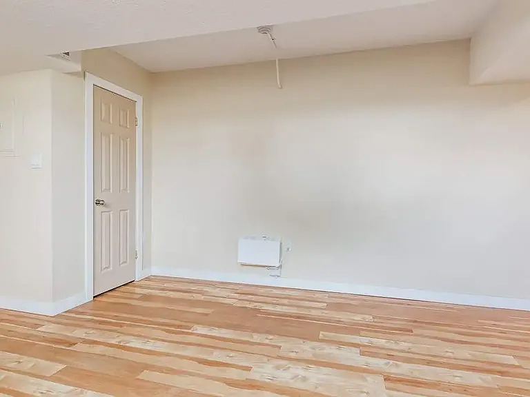 510 Robert St E — Photo 27