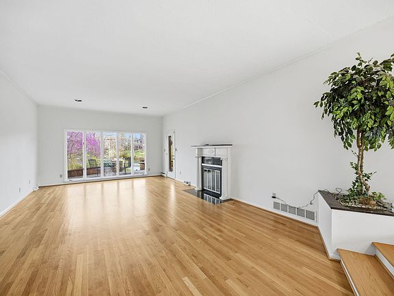 11th image of 2044 Manor Dr