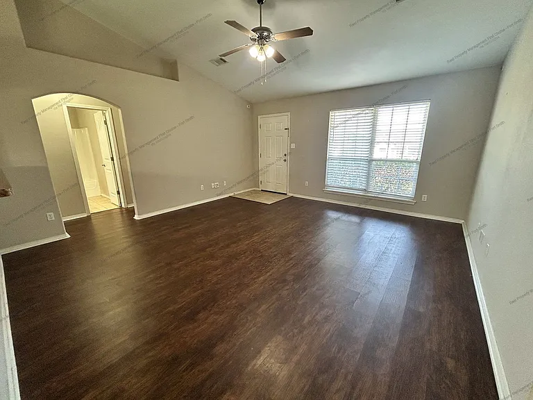 304 Bordeaux Cir — Photo 2