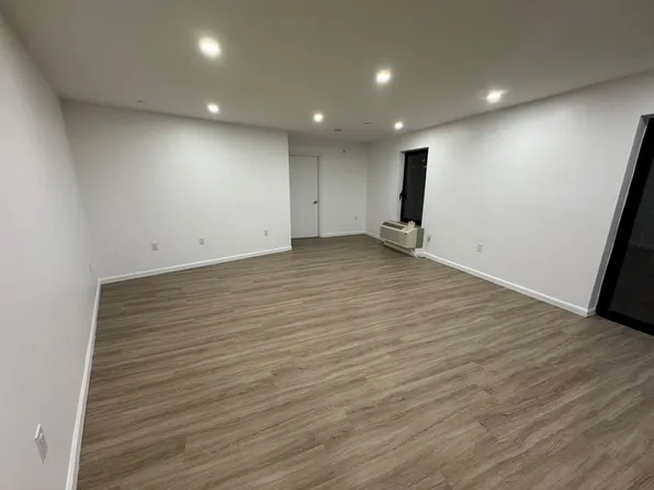 555 Market St #2B, Newark, NJ 07105