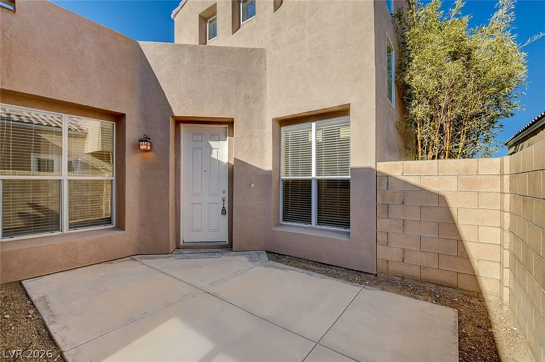 3 bed, 2.5 bath, 2211 sqft, $2,175 — Photo 3