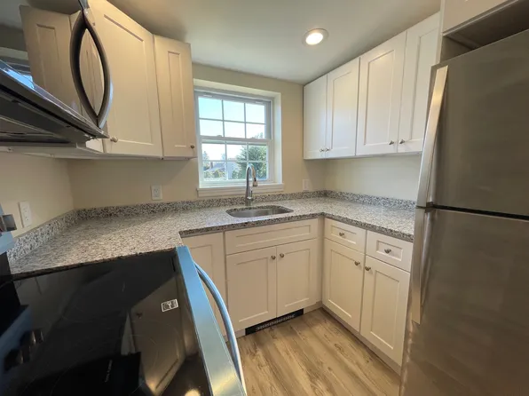 463 S 8th St, Lindenhurst, NY