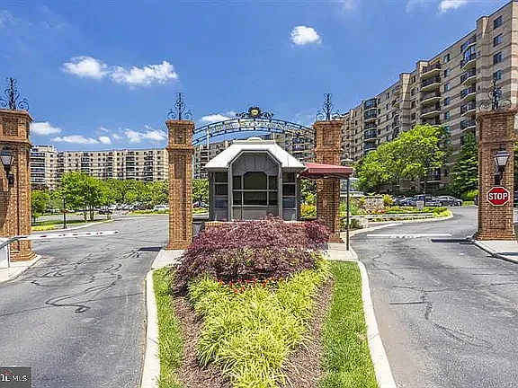 8360 Greensboro Dr #924 — Photo 18
