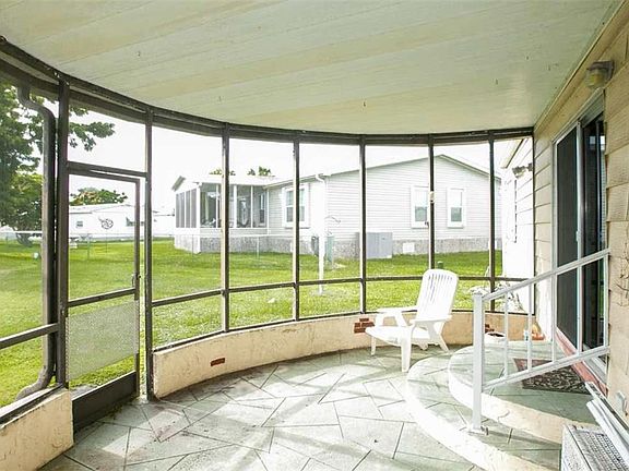 2nd image of 945 Laurel Cir