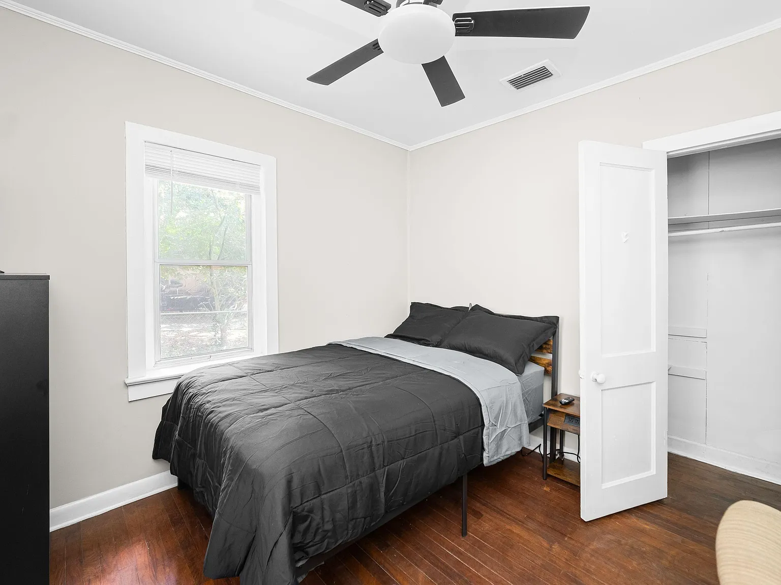 4 bed, 6.0 bath, 2353 sqft, $901 — Photo 2