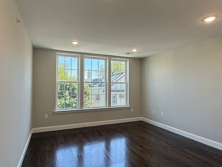 40 Shaw Ave #2 — Photo 3