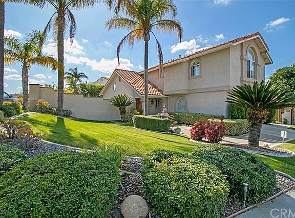 Large Corner lot. Gardner is included.