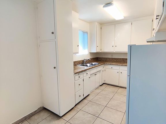 4th image of 4838 Hazeltine Ave #9