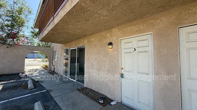 2 bed, 1.0 bath, $1,550 — Photo 2