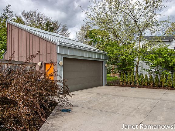 2nd image of 2527 Lake Dr SE
