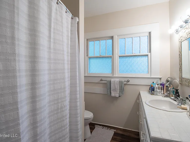 258 Querens Ave — Photo 13