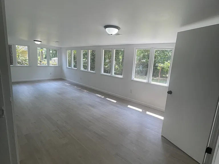 flex/sunroom with laundry room door open