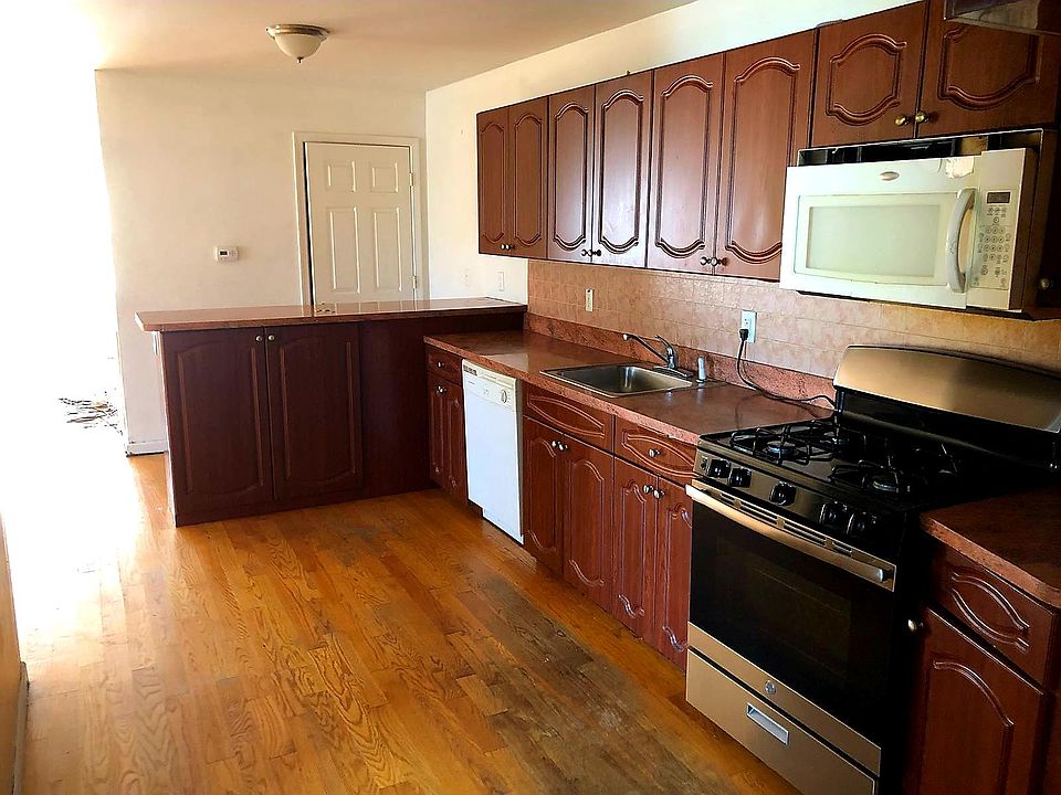 2nd image of 80 Van Nostrand Ave #1