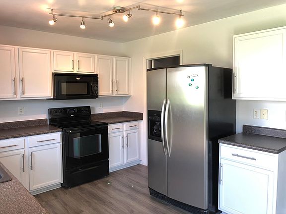5th image of 925 Silverberry St