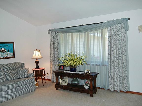 5th image of 808 W Berry Ave