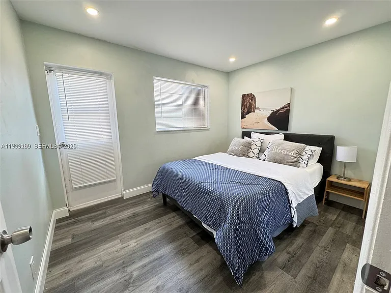 236 SE 9th Ave #1 — Photo 8