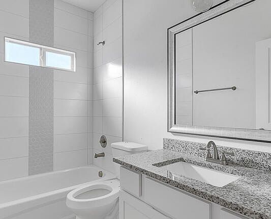 3rd image of 912 Aqueduct Ave