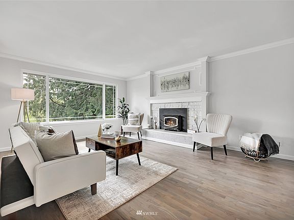 4th image of 2331 Larch Way