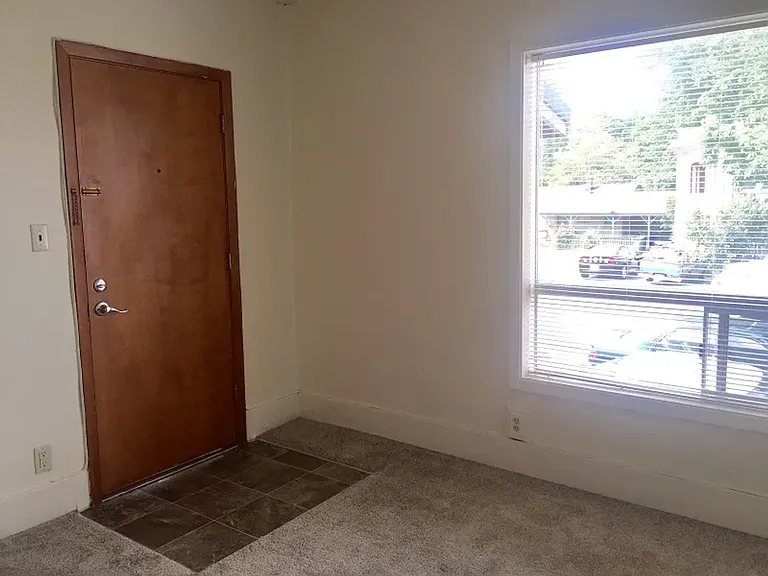 Elaine Apartments — Photo 7