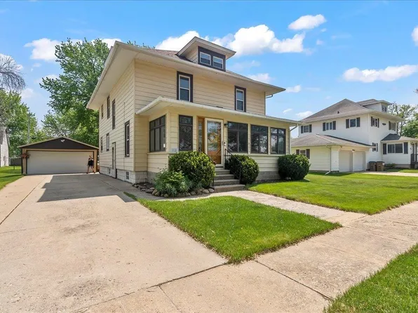 113 1st St N, Hazleton, IA 50641