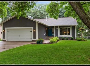 520 Lake Cove Ct, Shoreview, MN 55126