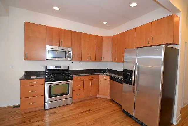 Building Photo - 2835 N Damen Ave #F2