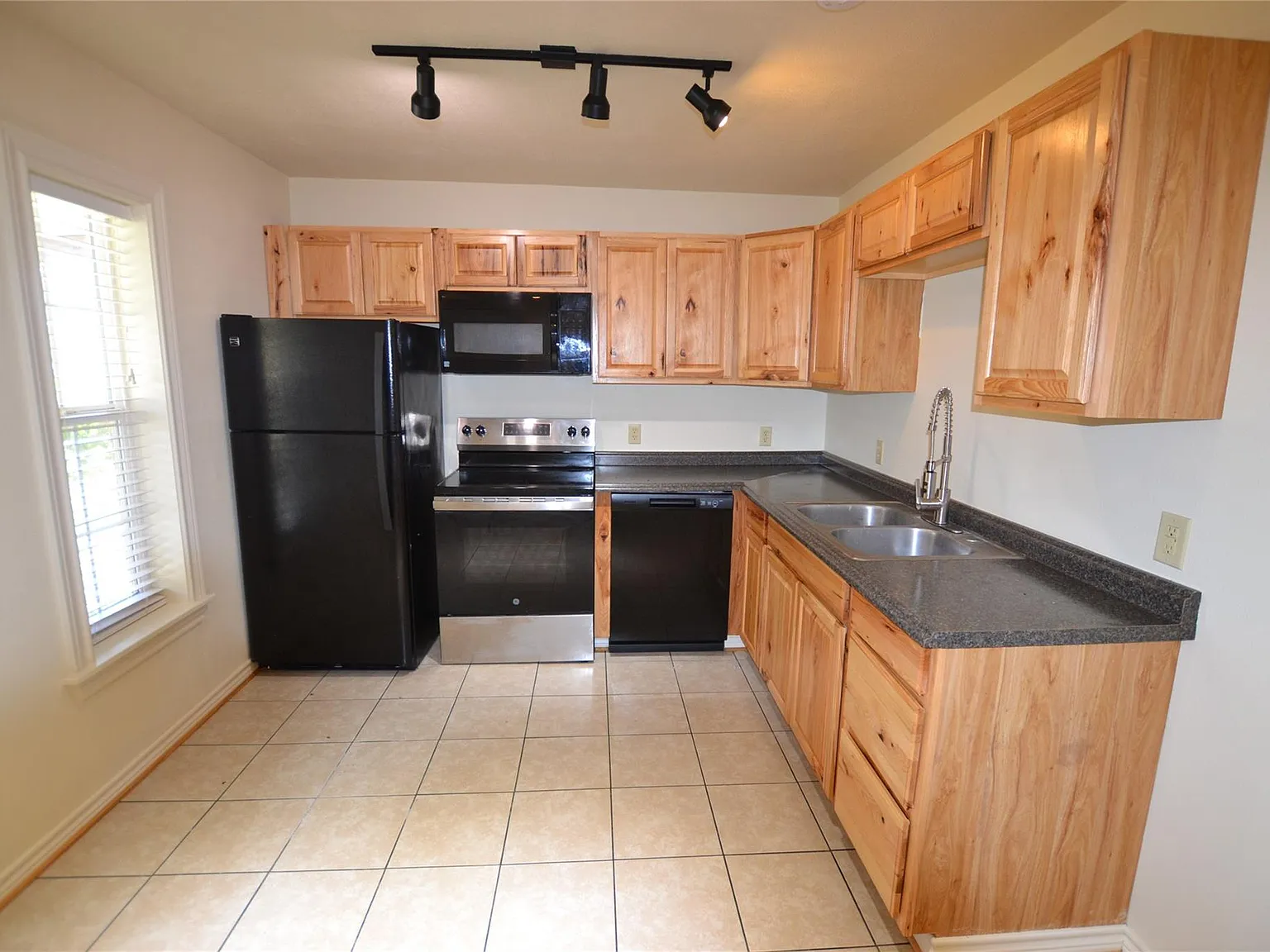2 bed, 1.0 bath, 750 sqft, $1,200 — Photo 1