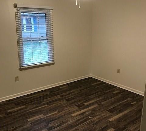 5th image of 300 Forest Ln