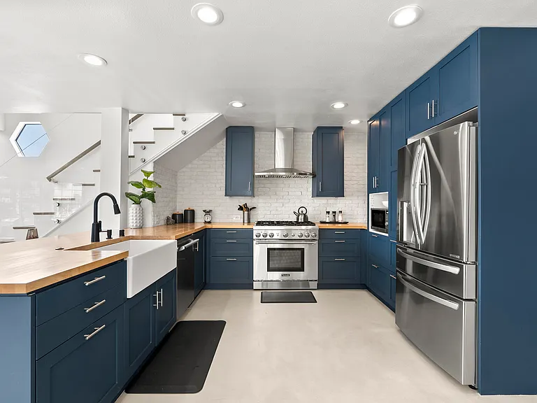 709 W Balboa Blvd — Photo 16