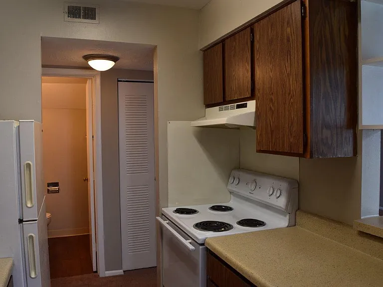 Lakeshore Reserve Off 86th Apartments and Townhomes — Photo 11