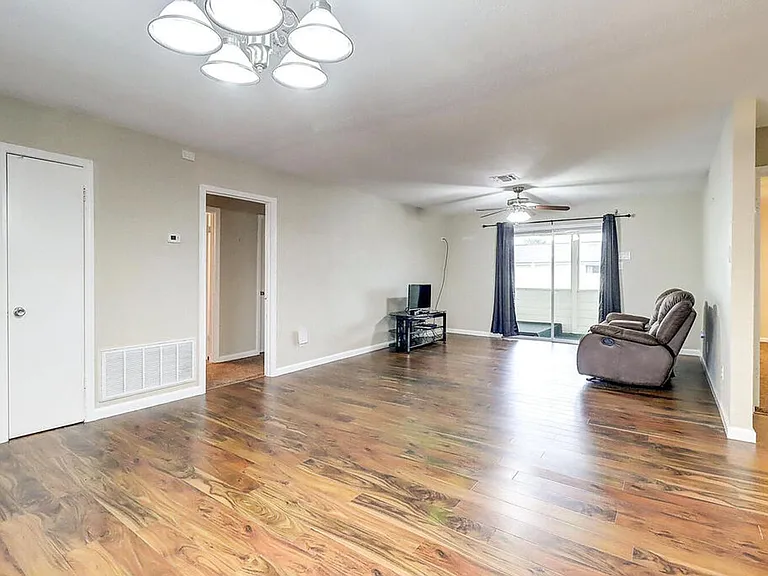1011 Ennis Joslin 234 — Photo 10