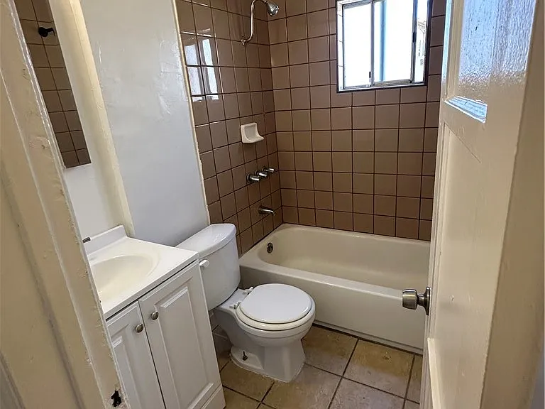 934 W 71st St #1/2 — Photo 5