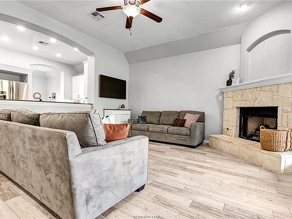 4th image of 2903 Silver Oak Ct