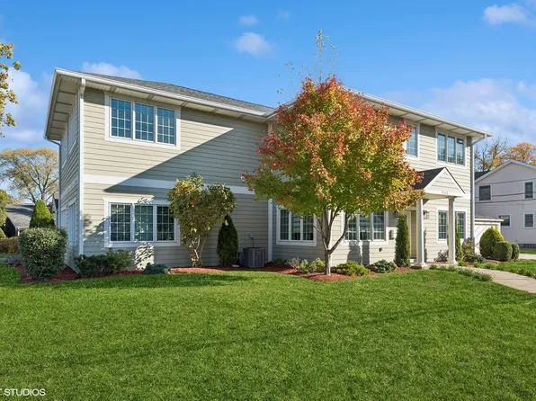 945 Florence Dr, Park Ridge, IL 60068