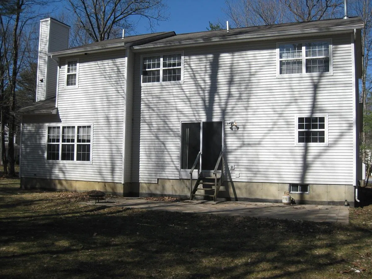 4 bed, 2.5 bath, 2200 sqft, $2,950 — Photo 2