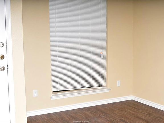 4th image of 709 Navarro Dr #B