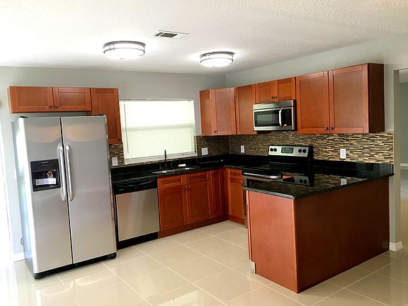 4th image of 638 Midiron Dr