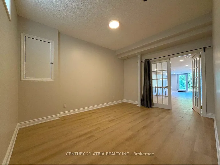 65 Newlin Cres #REAR GROUND FLR — Photo 9
