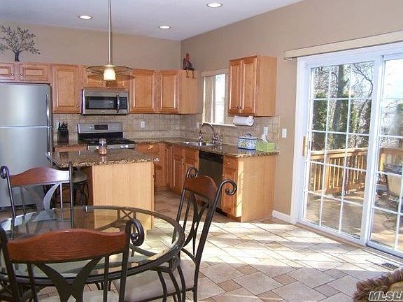 3rd image of 27 Arielle Ct