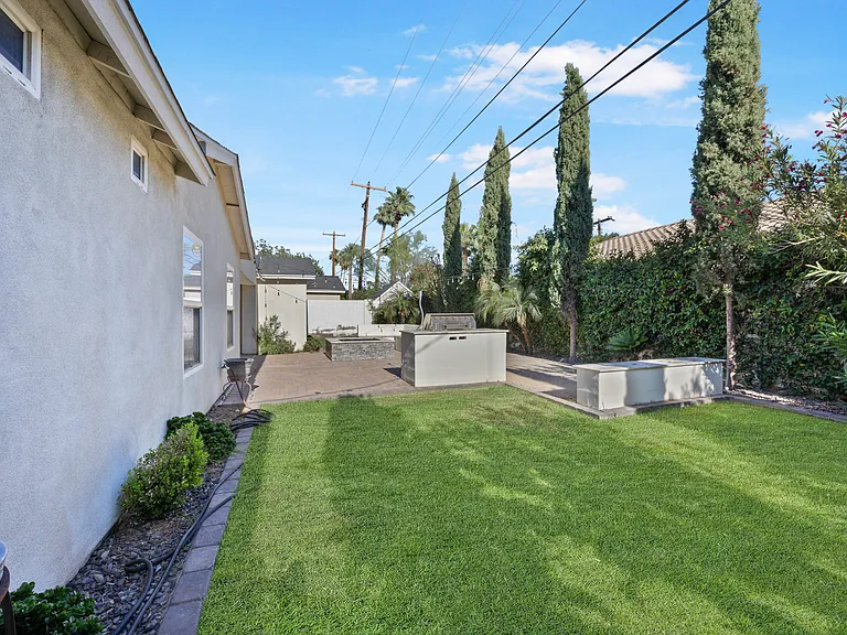 3247 E Roma Ave — Photo 25